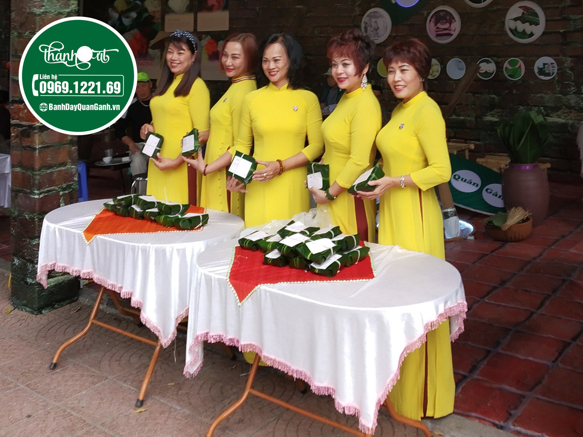 khach hang chup anh cung banh gia quan ganh tai le hoi van hoa am thuc ha noi09 1 1200x900 1