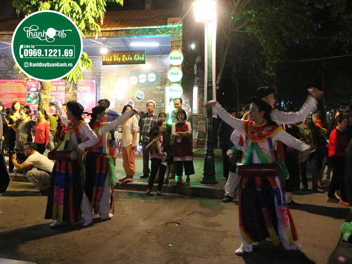 nguoi mua banh gia quan ganh tai le hoi van hoa am thuc ha noi 04 1 1200x900 1